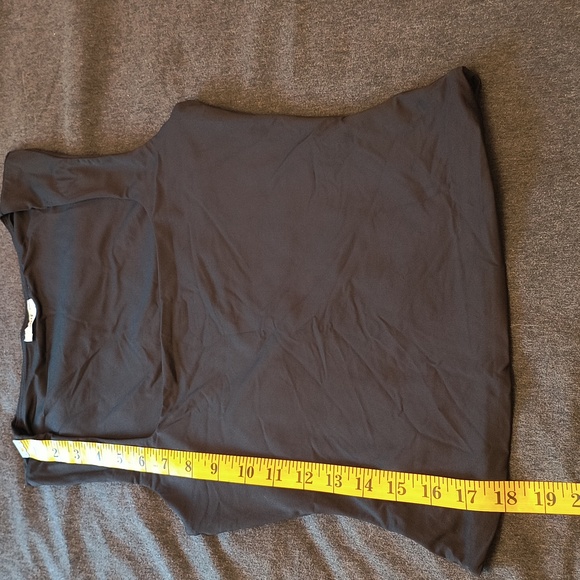 NWOT black crop top with trapeze neckline - Picture 4 of 4